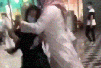 السعودية: فيديو تحرش بامراة داخل منزل يثير الجدل